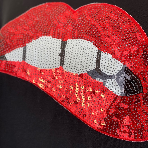 Sequined Lips Loose Fit Top in Black - Picture 6 of 8